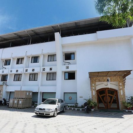Super Townhouse Dona Castle Hotell Kollam Exteriör bild