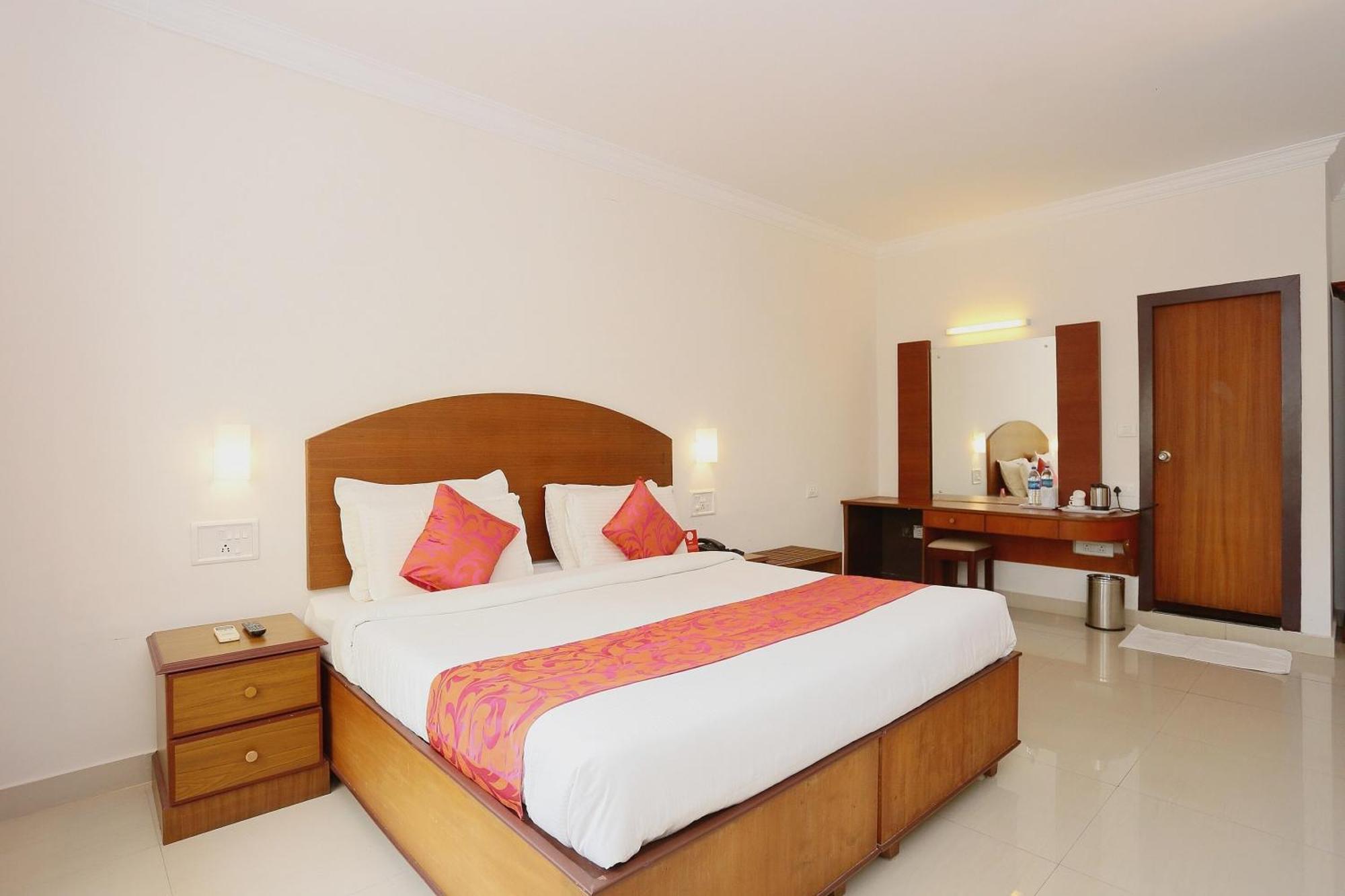 Super Townhouse Dona Castle Hotell Kollam Exteriör bild