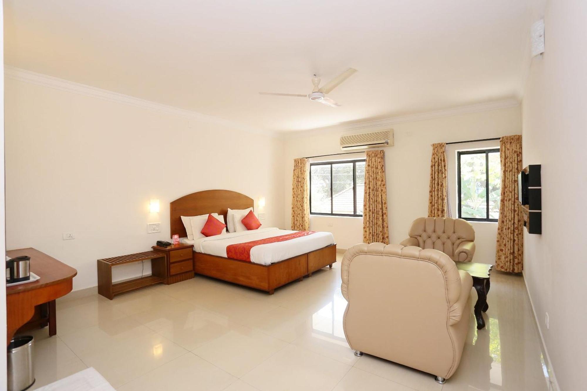 Super Townhouse Dona Castle Hotell Kollam Exteriör bild