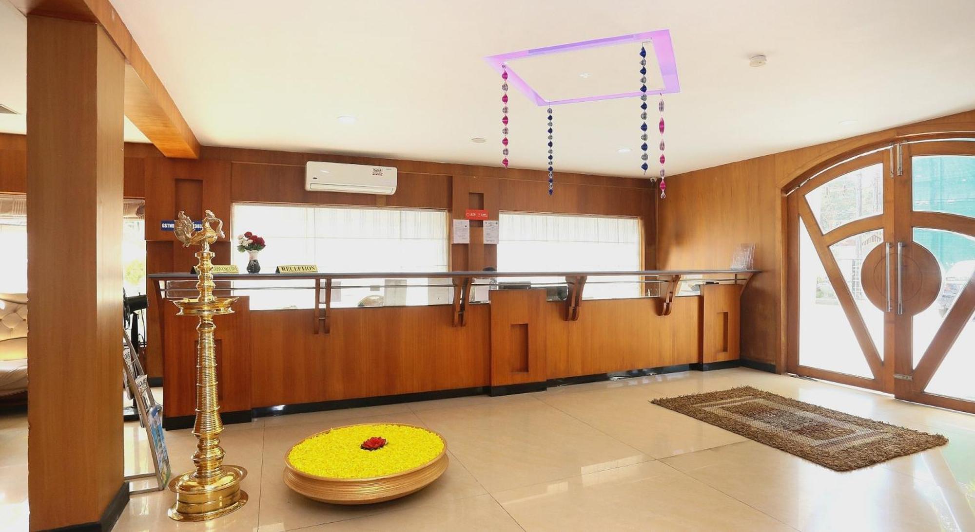 Super Townhouse Dona Castle Hotell Kollam Exteriör bild