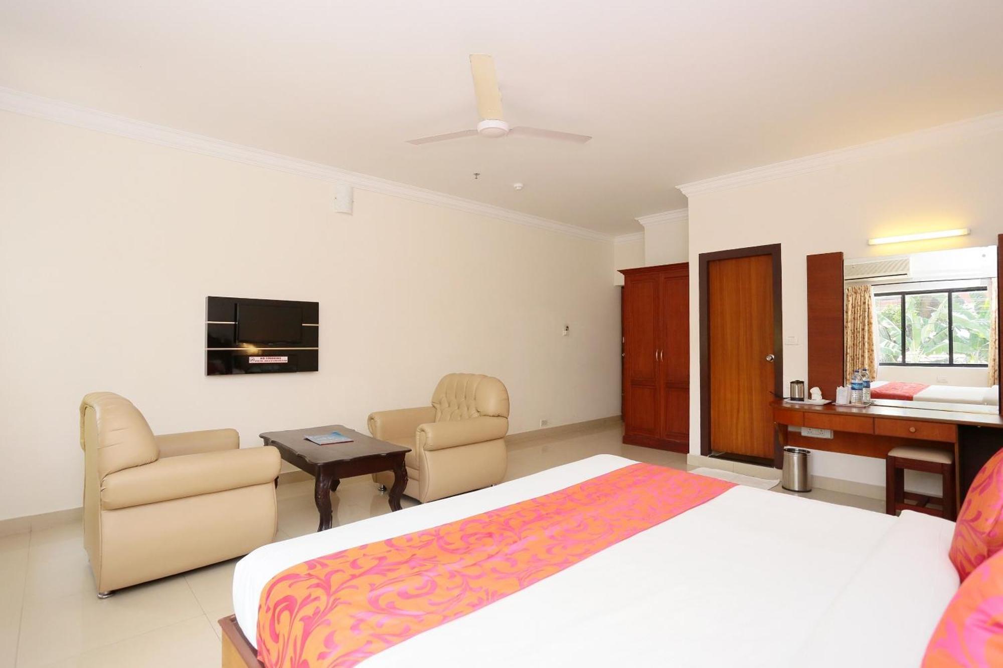Super Townhouse Dona Castle Hotell Kollam Exteriör bild