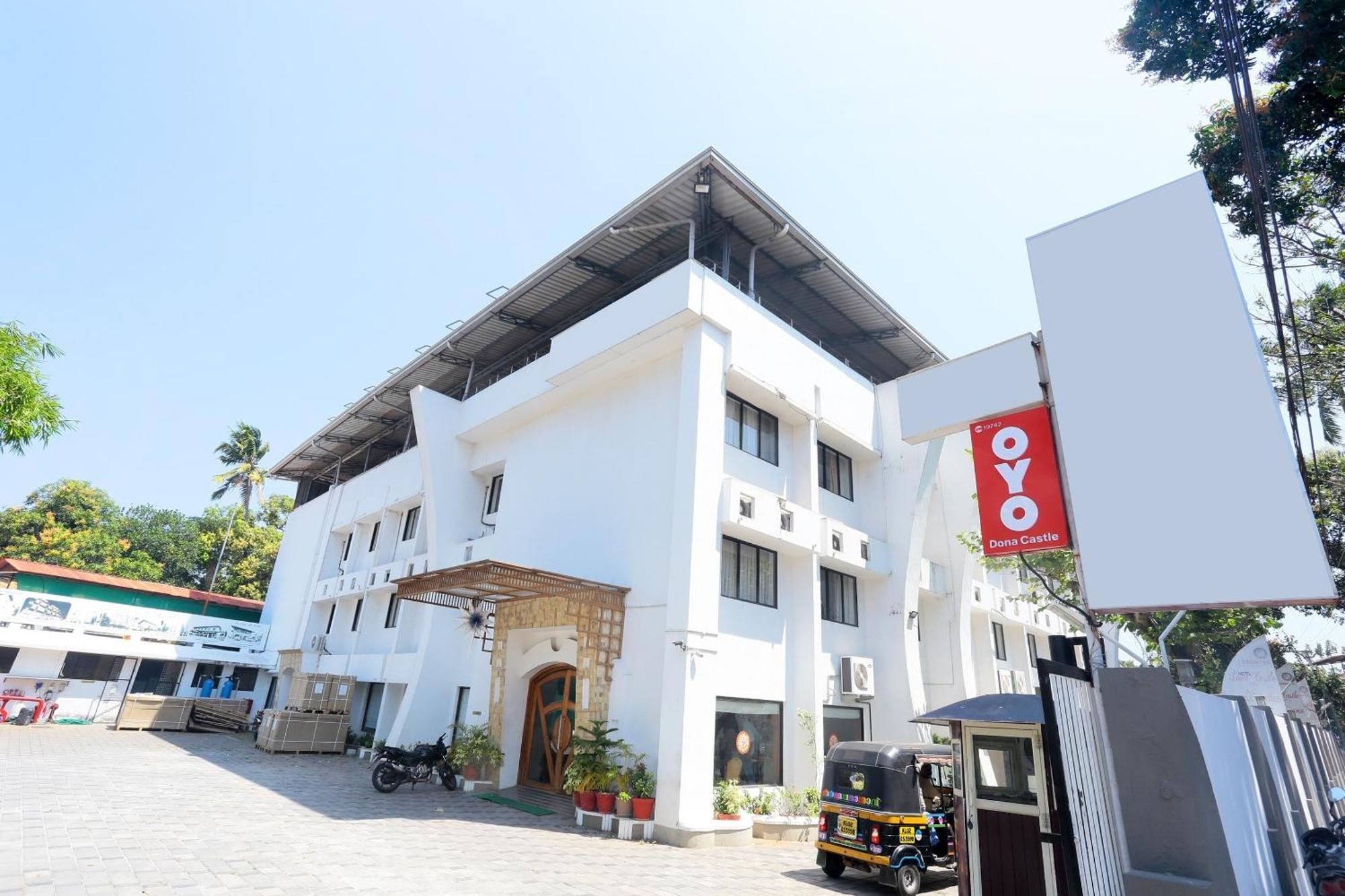 Super Townhouse Dona Castle Hotell Kollam Exteriör bild