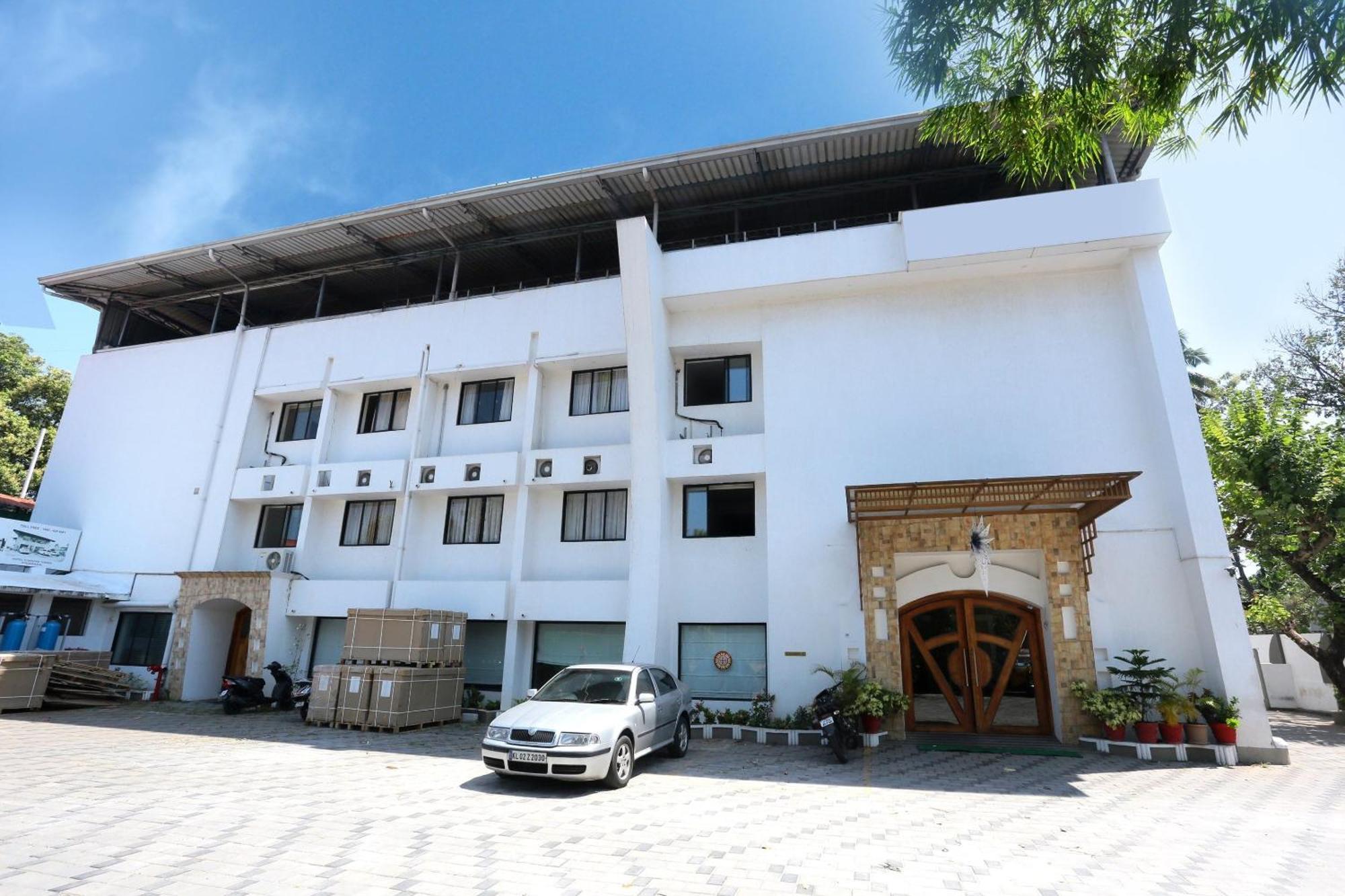 Super Townhouse Dona Castle Hotell Kollam Exteriör bild