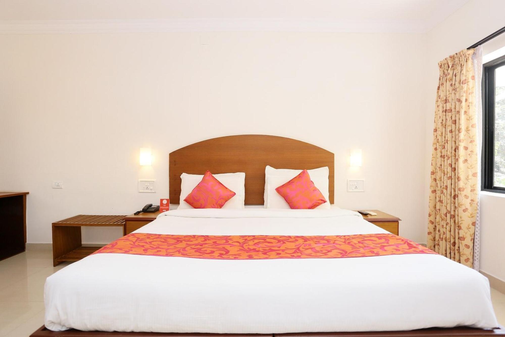 Super Townhouse Dona Castle Hotell Kollam Exteriör bild