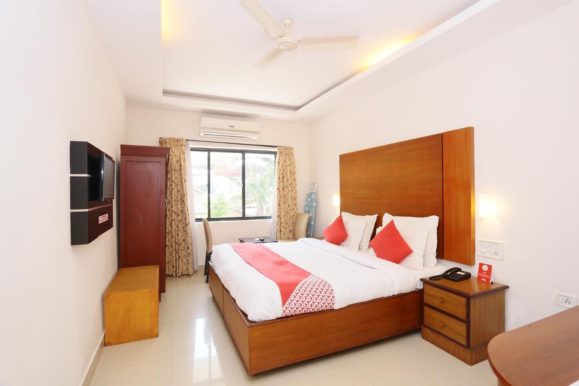 Super Townhouse Dona Castle Hotell Kollam Exteriör bild
