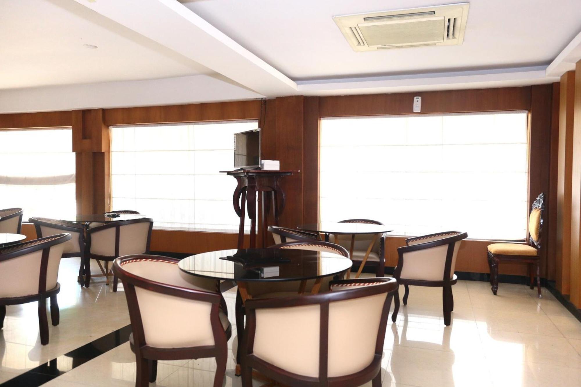 Super Townhouse Dona Castle Hotell Kollam Exteriör bild