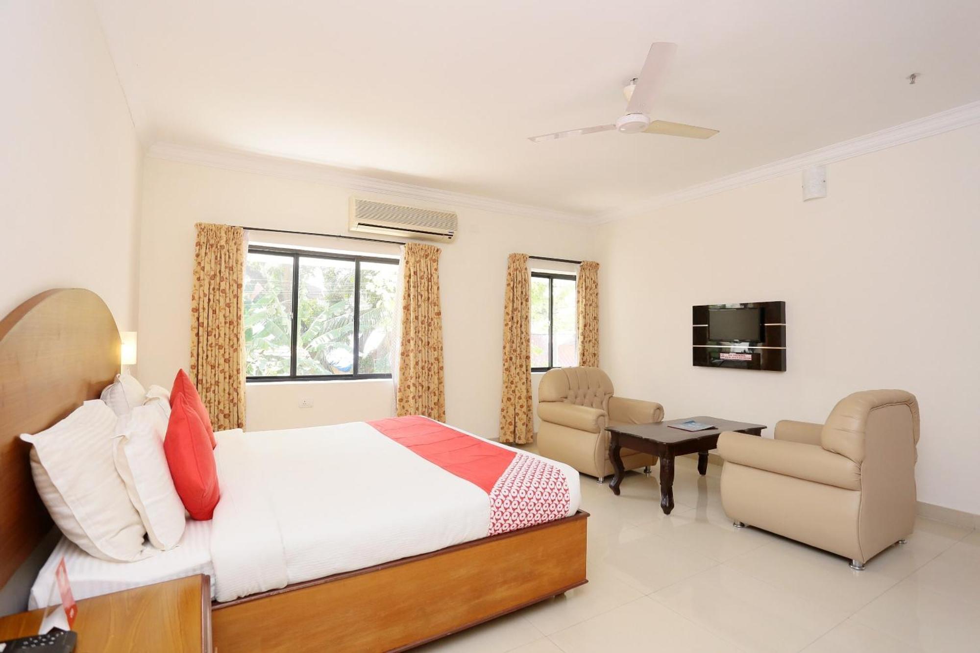 Super Townhouse Dona Castle Hotell Kollam Exteriör bild