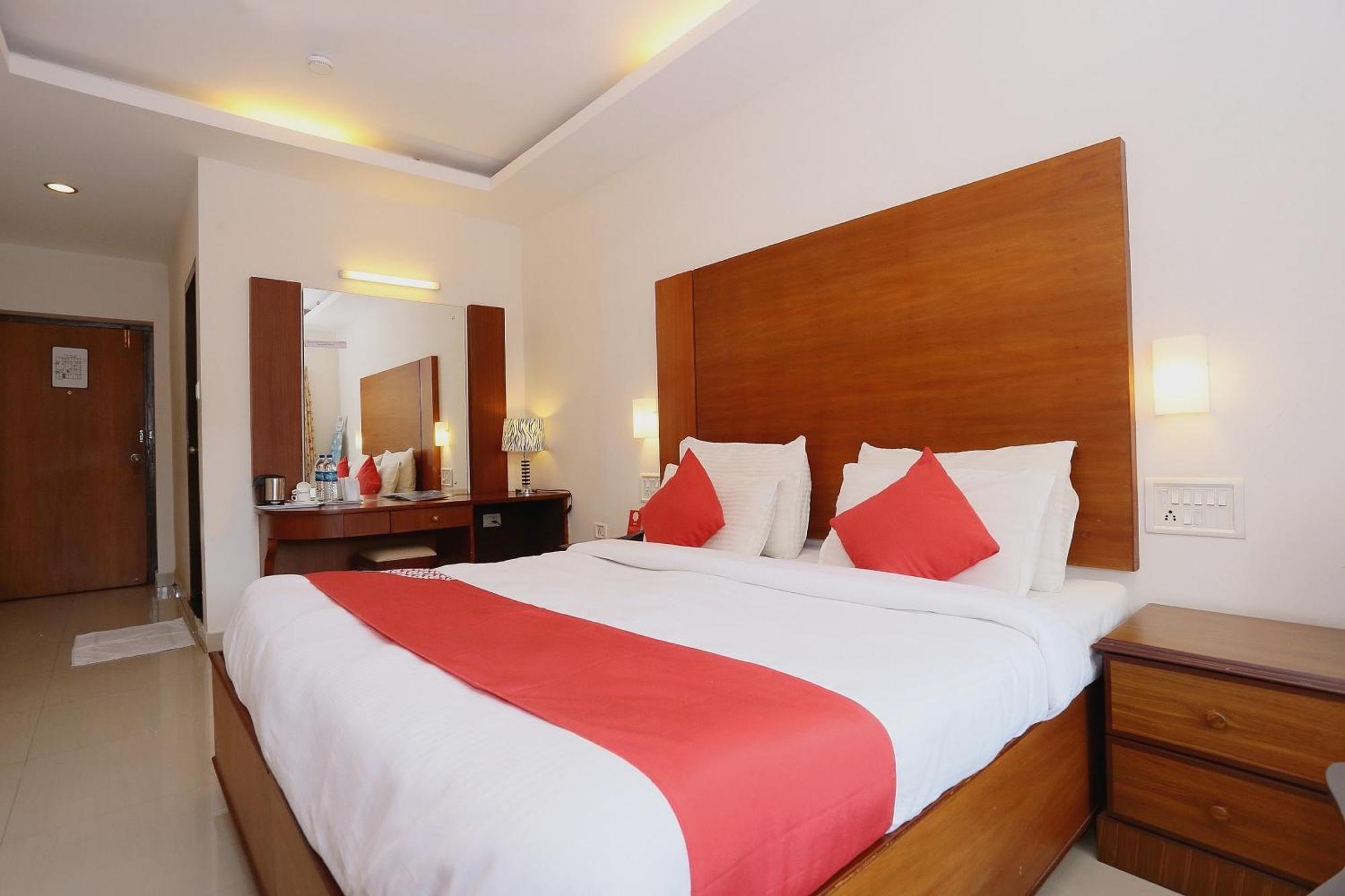 Super Townhouse Dona Castle Hotell Kollam Exteriör bild
