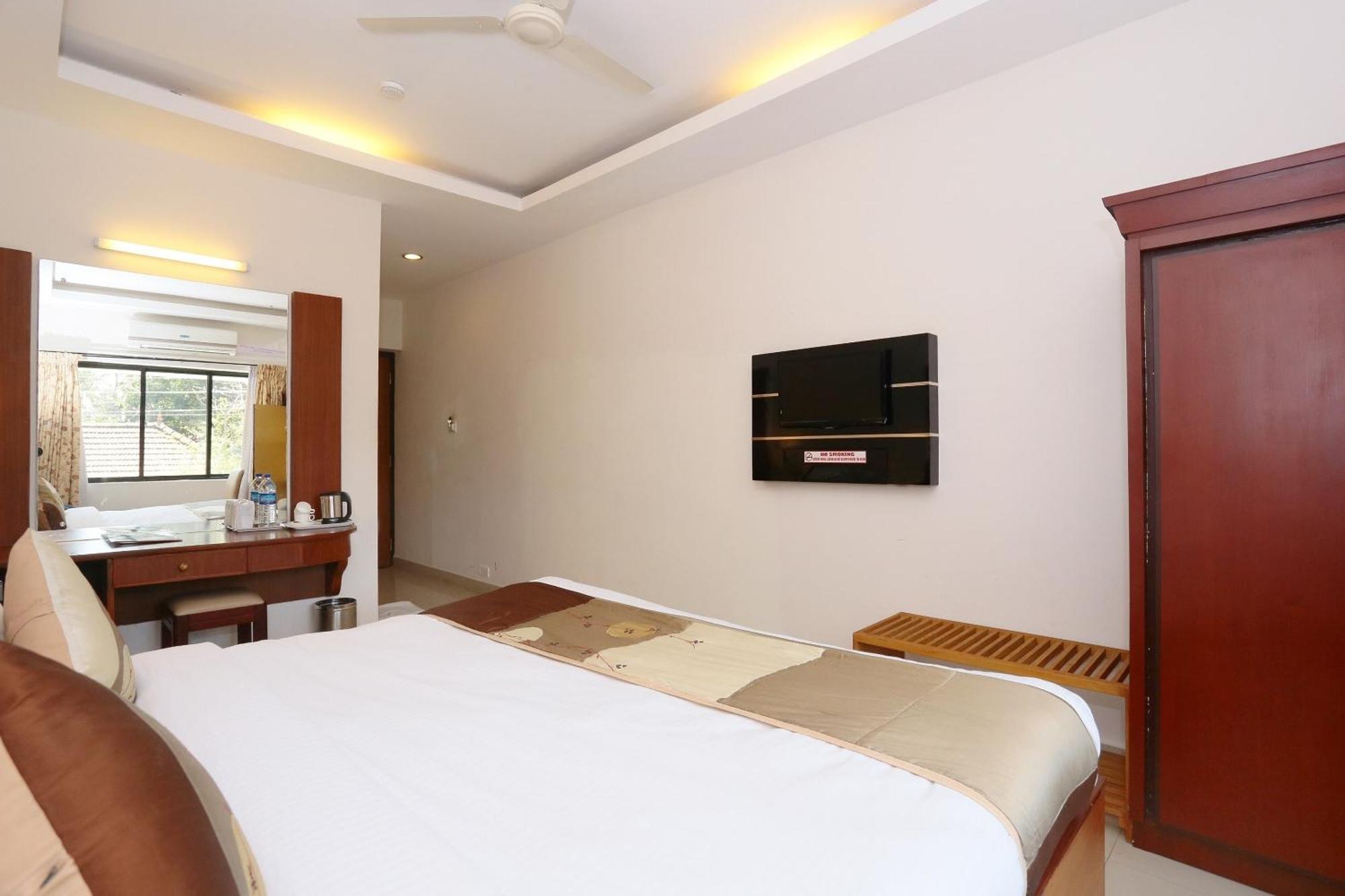 Super Townhouse Dona Castle Hotell Kollam Exteriör bild