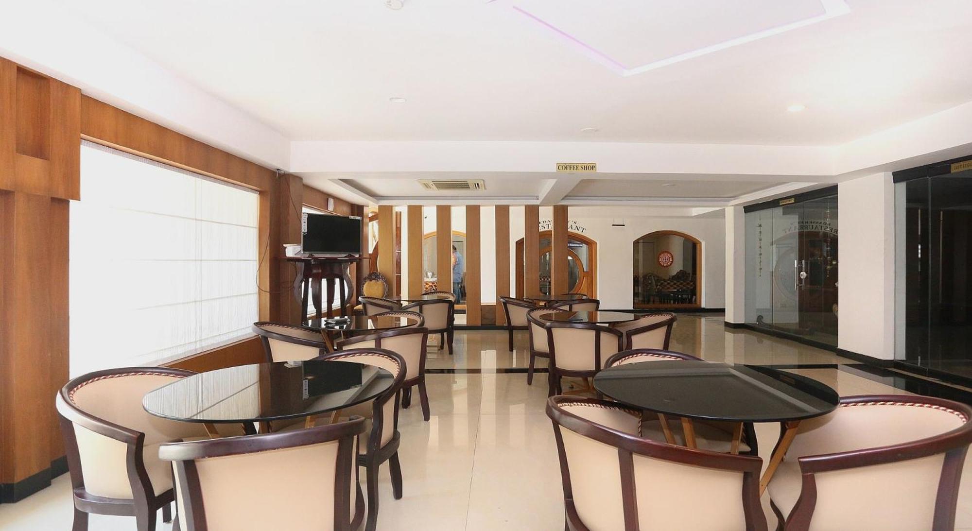 Super Townhouse Dona Castle Hotell Kollam Exteriör bild