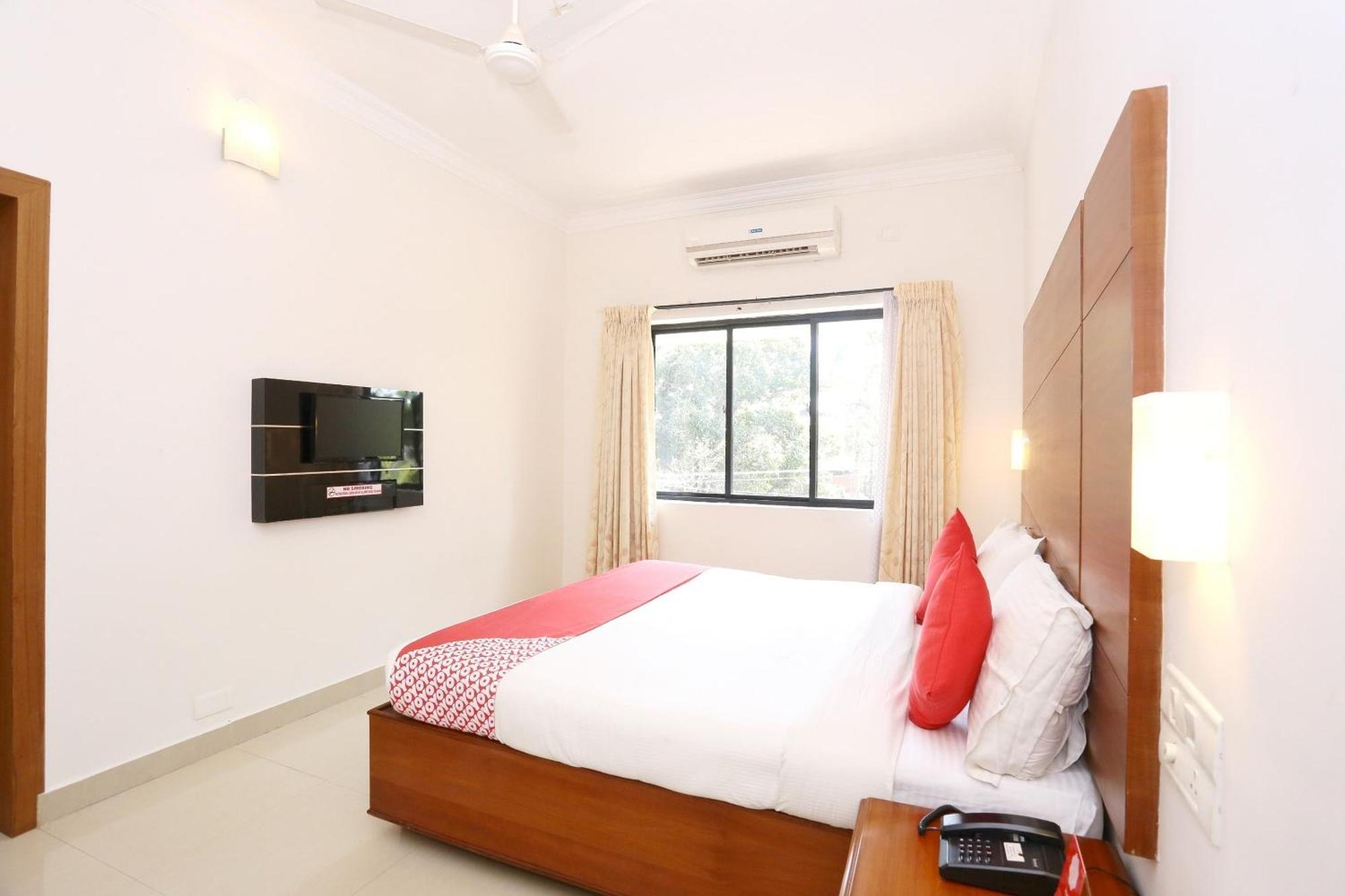 Super Townhouse Dona Castle Hotell Kollam Exteriör bild