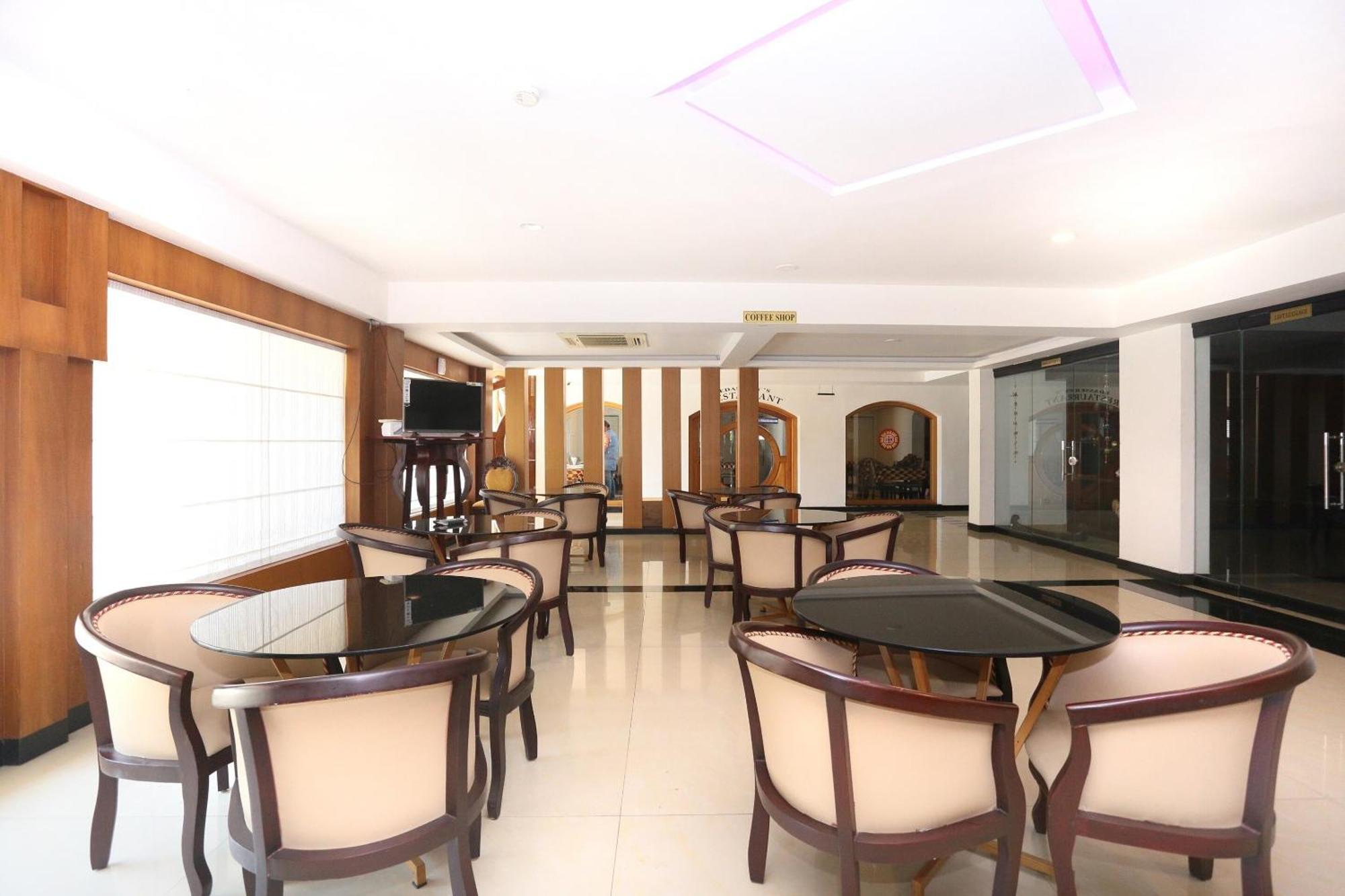 Super Townhouse Dona Castle Hotell Kollam Exteriör bild