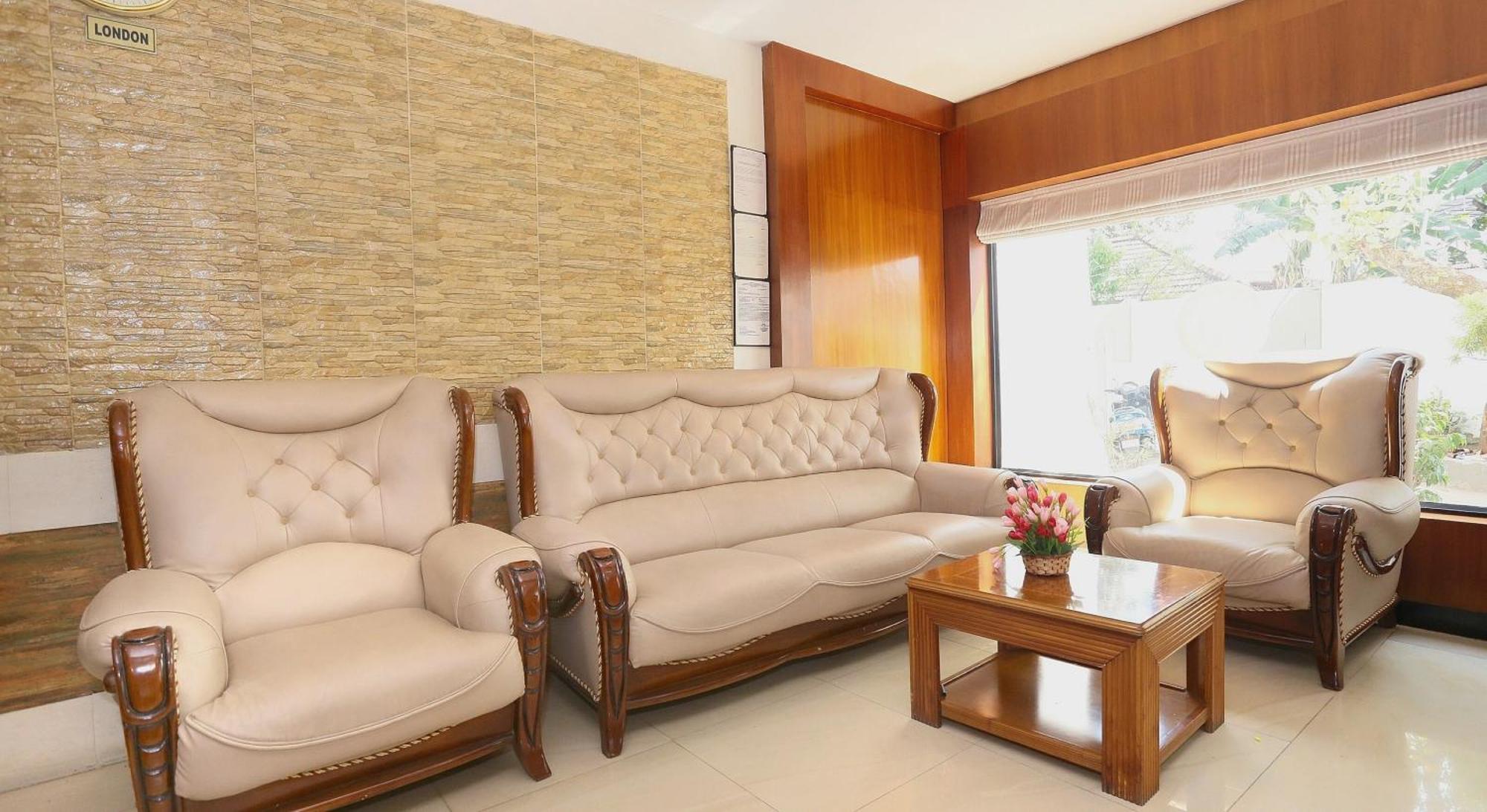 Super Townhouse Dona Castle Hotell Kollam Exteriör bild