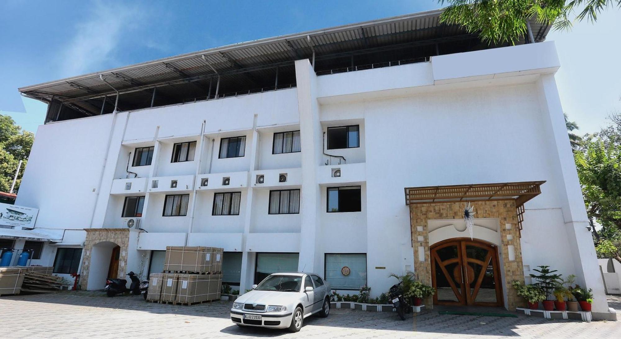 Super Townhouse Dona Castle Hotell Kollam Exteriör bild
