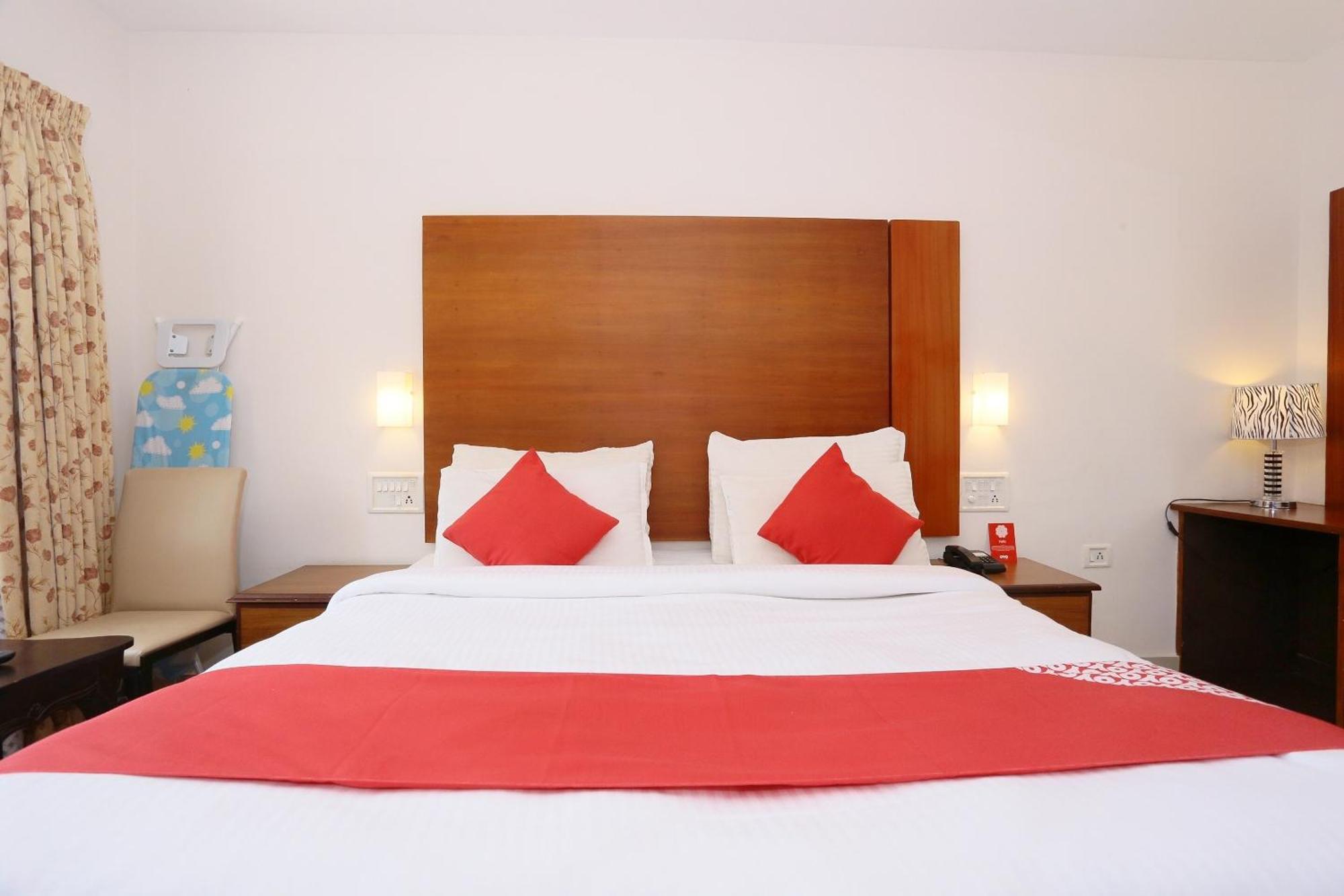 Super Townhouse Dona Castle Hotell Kollam Exteriör bild