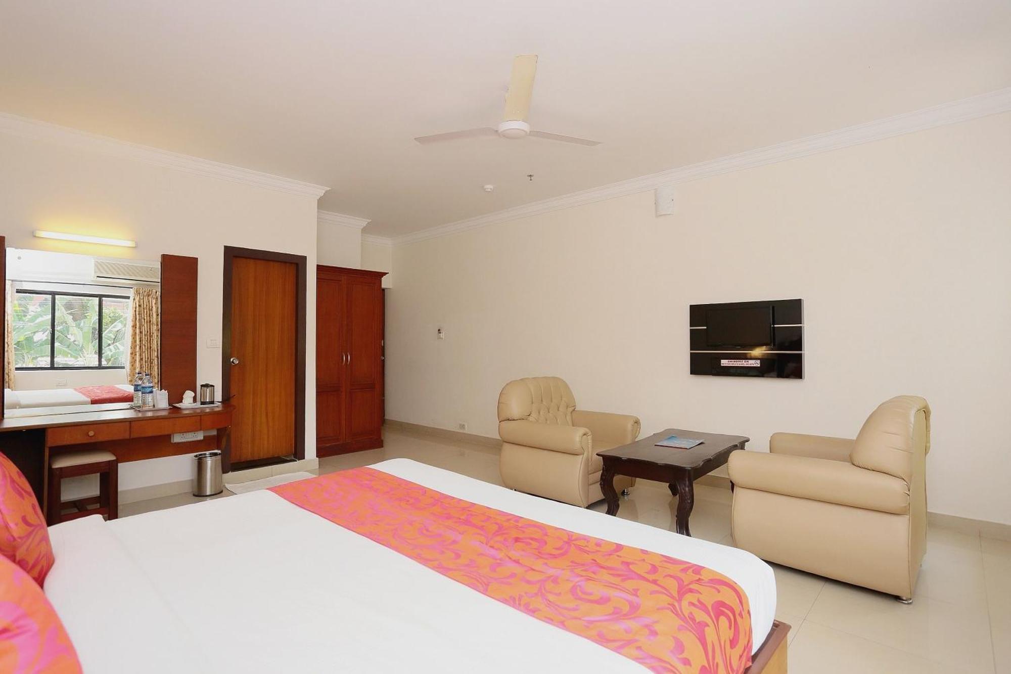 Super Townhouse Dona Castle Hotell Kollam Exteriör bild