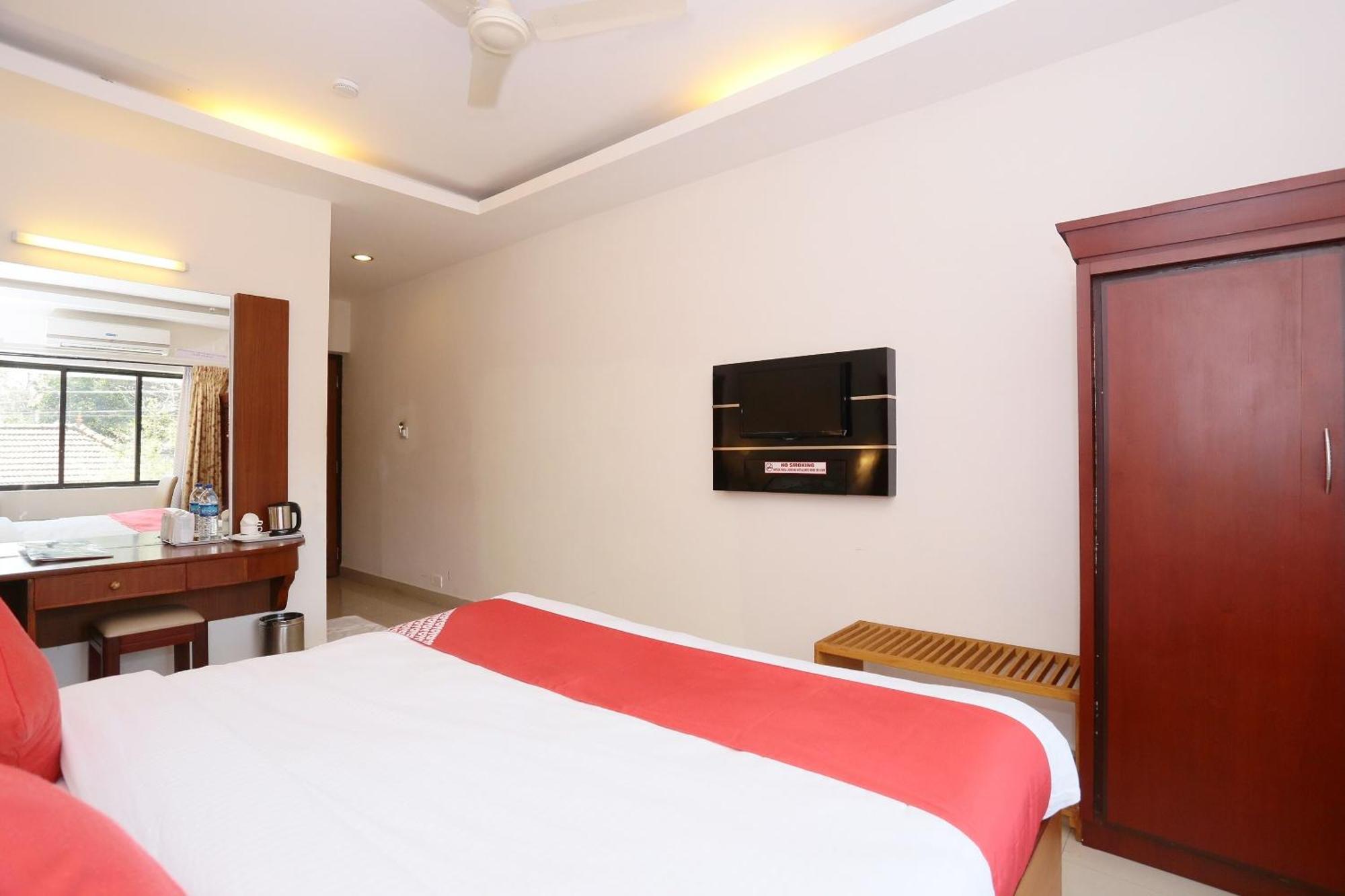 Super Townhouse Dona Castle Hotell Kollam Exteriör bild