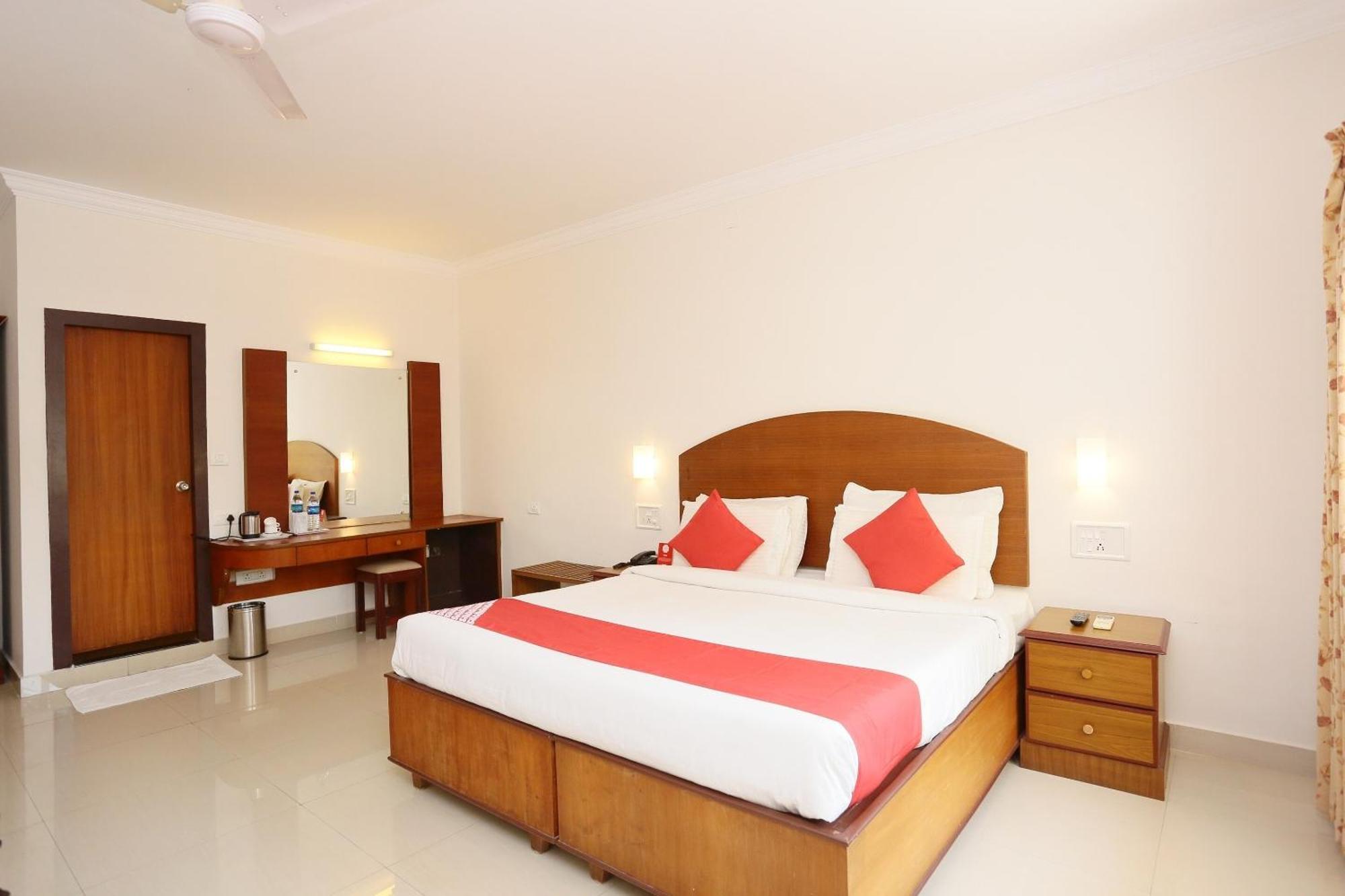 Super Townhouse Dona Castle Hotell Kollam Exteriör bild