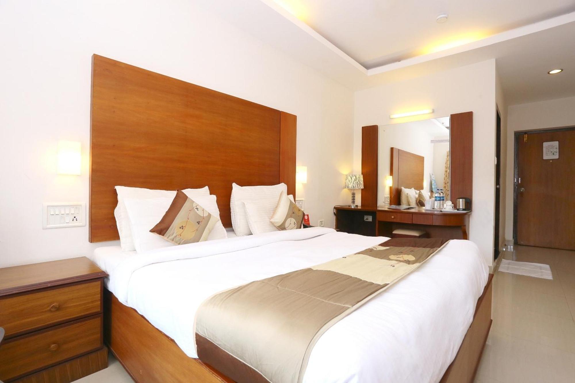Super Townhouse Dona Castle Hotell Kollam Exteriör bild