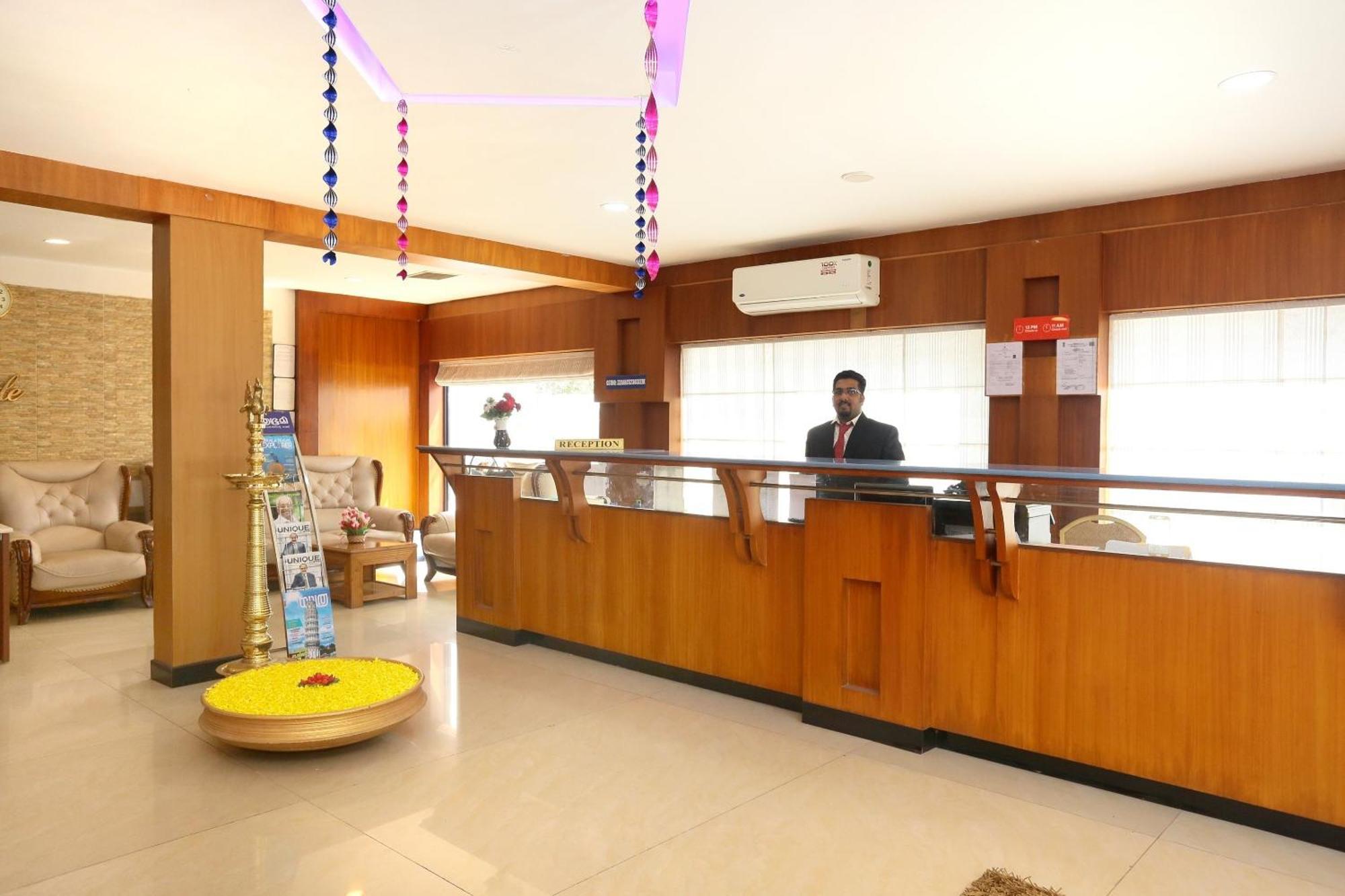 Super Townhouse Dona Castle Hotell Kollam Exteriör bild