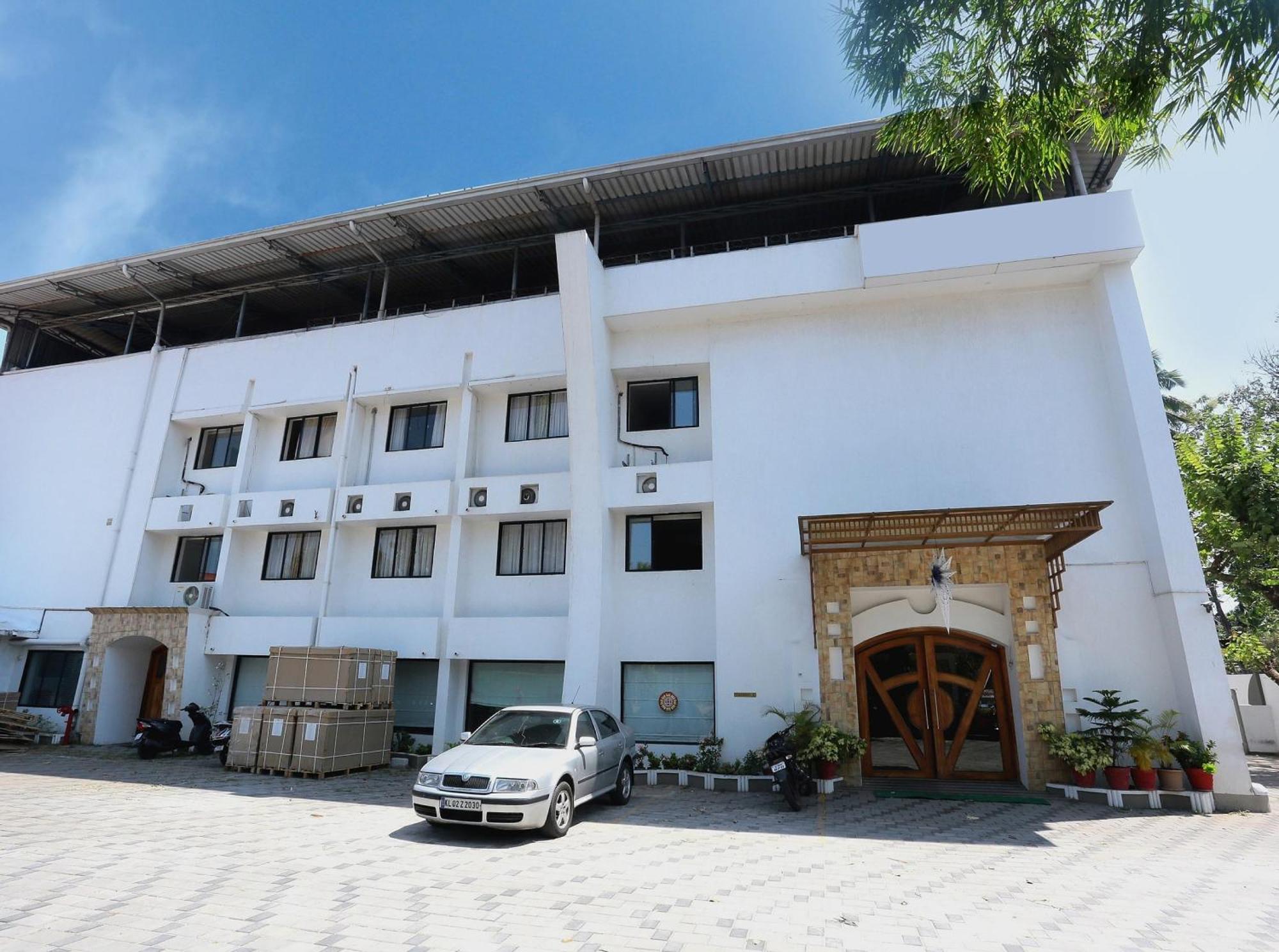 Super Townhouse Dona Castle Hotell Kollam Exteriör bild